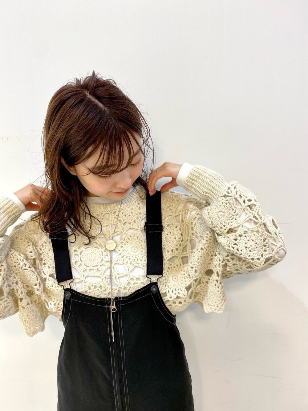 「Kastane、秋コーデ、ootd、ニット、サロペット、冬コーデ」｜「Kastaneのランドリーコインループタイ/ネックレス（ネックレス、シルバー系）」を使った、itabaさん（レディース・160cm）の秋コーディネートの1枚目の写真