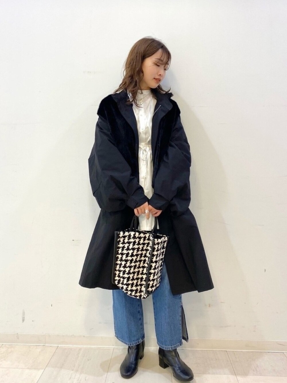 「Kastane、ユニセックス、シンプル、カジュアルコーデ、デニムパンツ、アウター、コート、UNI_WEAR」｜「WHIMSICの【UNISEX】MULTI-FUNCTION FIELDCOAT&FURVEST/マルチアウター/アーミーコート/インナーベスト（その他アウター、ブラック系）」を使った、itabaさん（レディース・160cm）の秋コーディネートの1枚目の写真