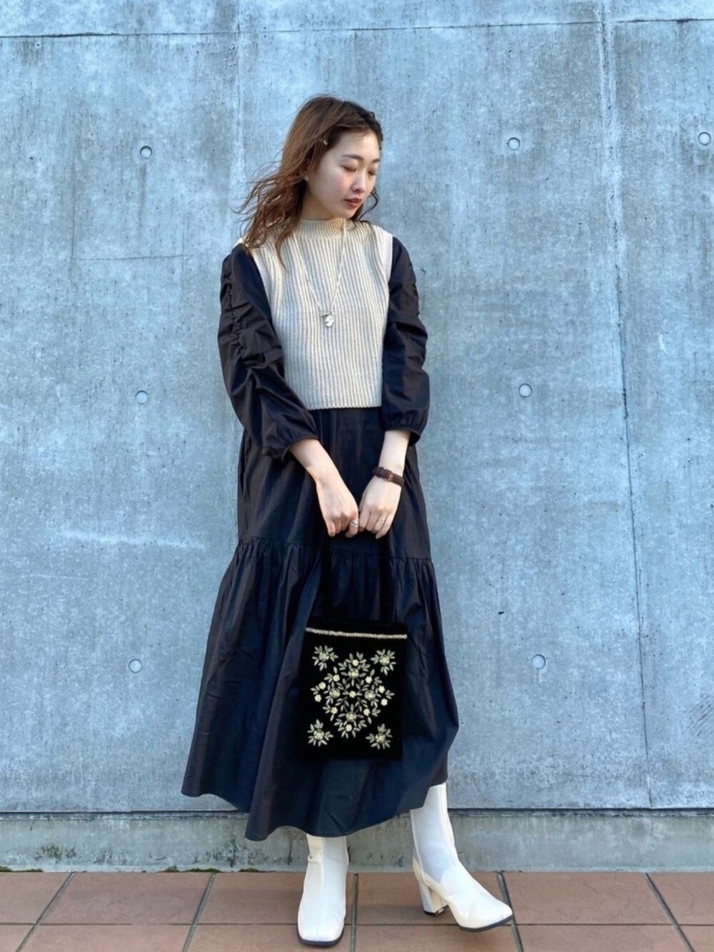 「Kastane、大人ガーリー、ブーツ、クリスマス、ワンピース、ブラックコーデ、ootd、シンプル、冬コーデ、休日コーデ」｜「Kastaneのベロアビーズミニバッグ（ハンドバッグ、ブラック系）」を使った、itabaさん（レディース・160cm）の冬コーディネートの1枚目の写真