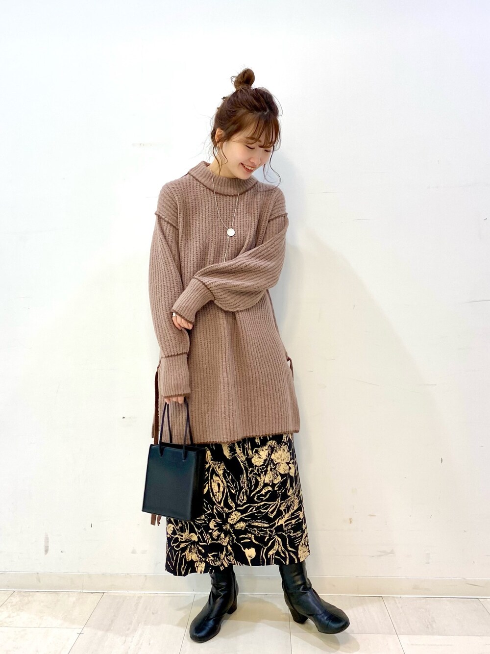 「Kastane、大人カジュアル、ニットコーデ、冬、ニット、スカート」｜「Kastaneのハンド刺繍パイピングニット（ニット/セーター、ブラウン系）」を使った、itabaさん（レディース・160cm）の冬コーディネートの1枚目の写真