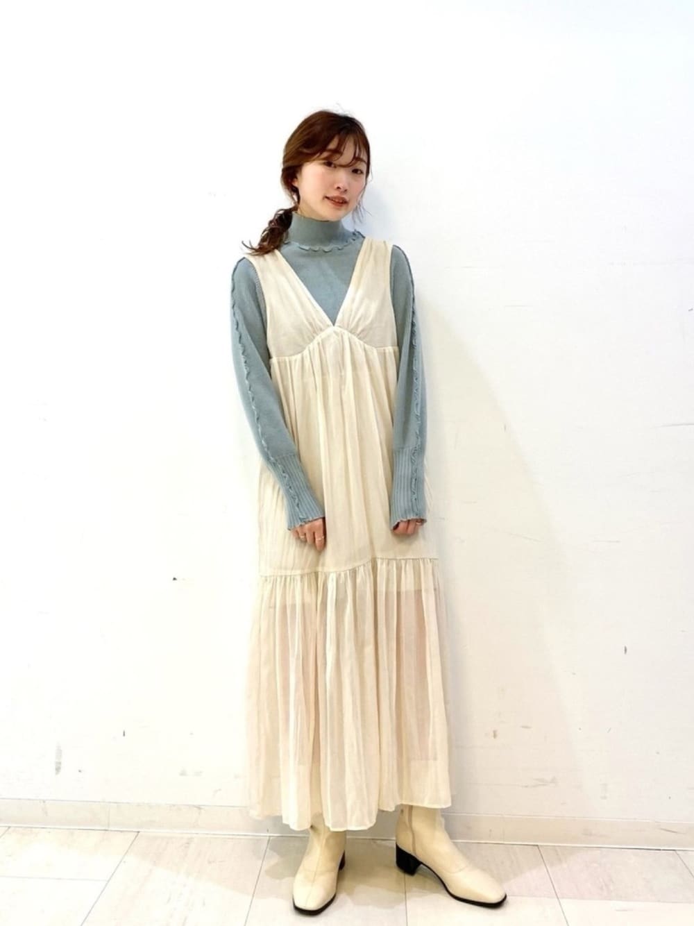 「Kastane、シンプル、春コーデ、ショートブーツ、春色、春、タートルネック、ワンピース、シアー」｜「Kastaneのワッシャーシフォン無地ワンピース（ワンピース、ホワイト系）」を使った、itabaさん（レディース・160cm）の冬コーディネートの1枚目の写真