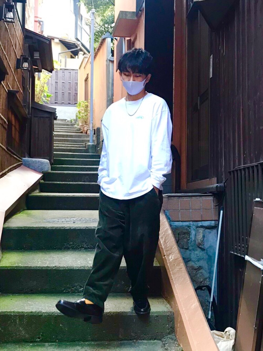 「秋のコーデ、シンプルコーデ、ゆるコーデ、コーデュロイ、ロンT、おしゃれさんと繋がりたい、おしゃれになりたい」｜「ciatreのアイテム（Tシャツ/カットソー、ホワイト系）」を使った、涼太さん（メンズ・177cm）の秋コーディネートの1枚目の写真