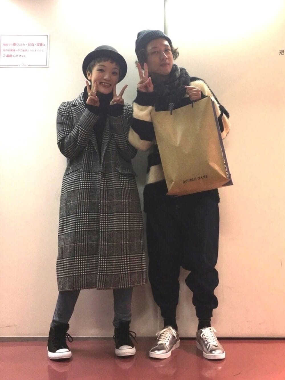 ブラック系のニット/セーター、ブルー系のデニムパンツ、シルバー系のスニーカーを着用したメンズの冬コーディネートの1枚目の写真