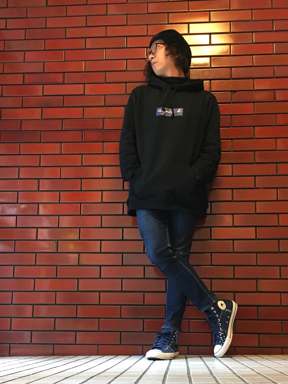 「シンプル、キレイめ、スニーカーコーデ、春コーデ、大人カジュアル、パーカー、スキニーデニム」｜「agnes b.の【agnes b. pour ADAM ET ROPE’】SWEAT PARKA (BOX LOGO)（パーカー、ブラック系）」を使った、チャムさん（メンズ・168cm）の冬コーディネートの1枚目の写真
