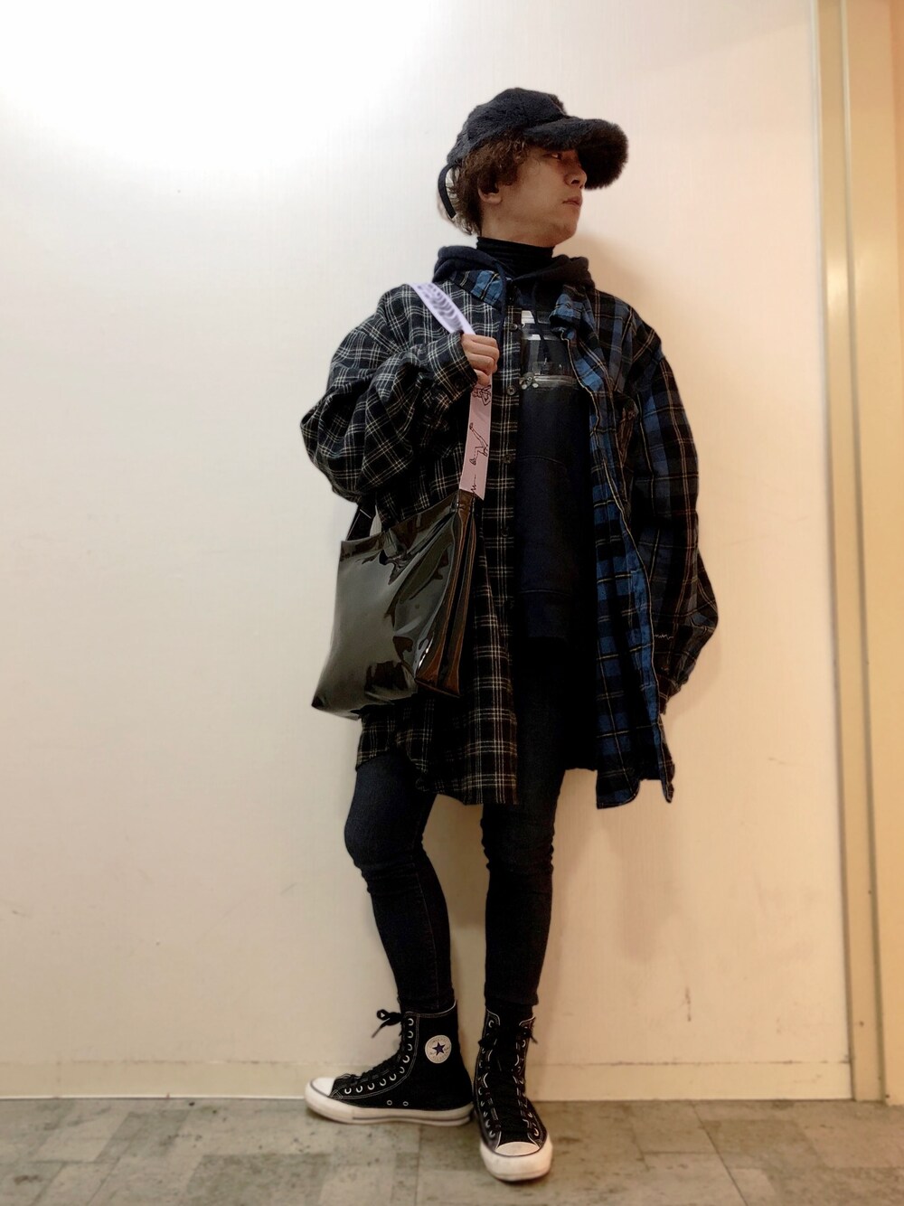 「ビッグシルエット、フェイクファー、パーカー、チェックシャツ、スキニーデニム、zozoデニム、converse、オールスター、nmnwnhnl」｜「SUSU by Ikkyu Nakajimaのアイテム（キャップ、ブラック系）」を使った、チャムさん（メンズ・168cm）の冬コーディネートの1枚目の写真