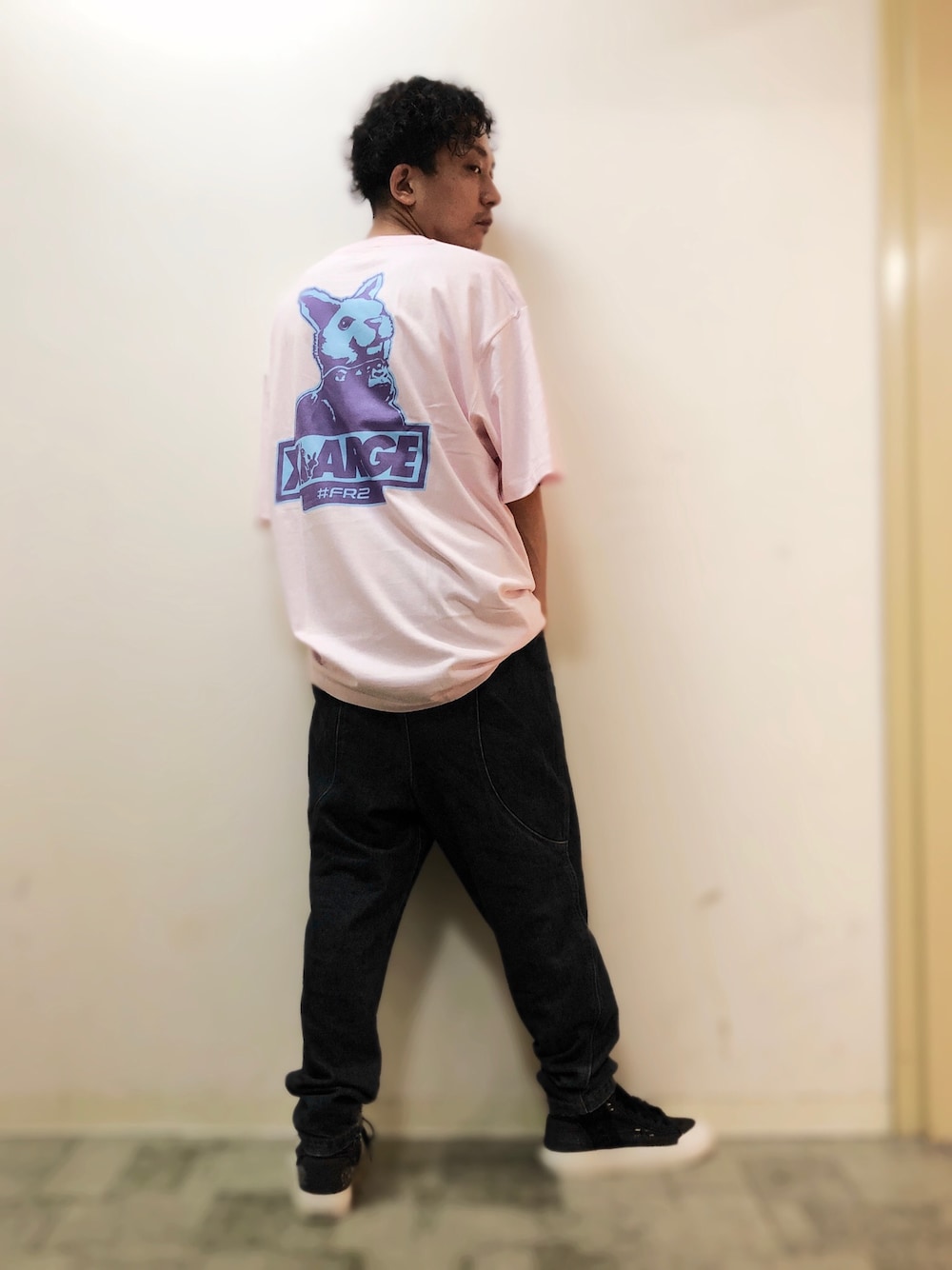 「シンプル、オーバーサイズ、ビッグT、低身長、ビッグシルエット、ピンク、ハイカットスニーカー、夏コーデ、夏」｜「FR2のアイテム（Tシャツ/カットソー、ピンク系）」を使った、チャムさん（メンズ・168cm）の夏コーディネートの1枚目の写真