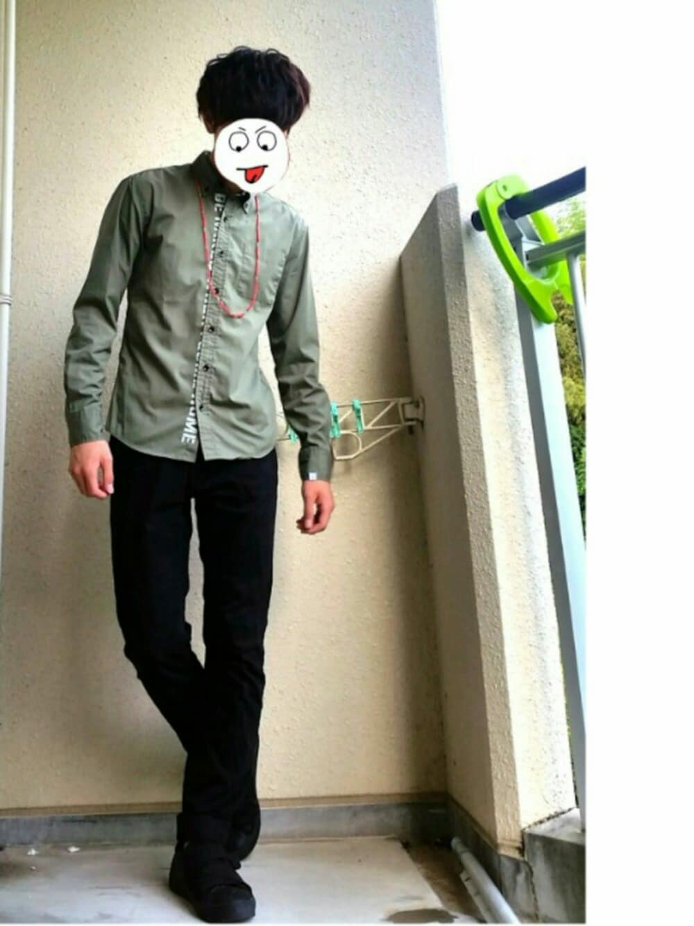 「夏、暑い、黒スキニー、ビーズネックレス、カーキシャツ、黒スニーカー、ロールアップ、春、シンプル、VANQUISH」｜「VANQUISHのBE NAKED ボタンダウンシャツ（シャツ/ブラウス、グリーン系）」を使った、うめGRさん（メンズ・169cm）の夏コーディネートの1枚目の写真