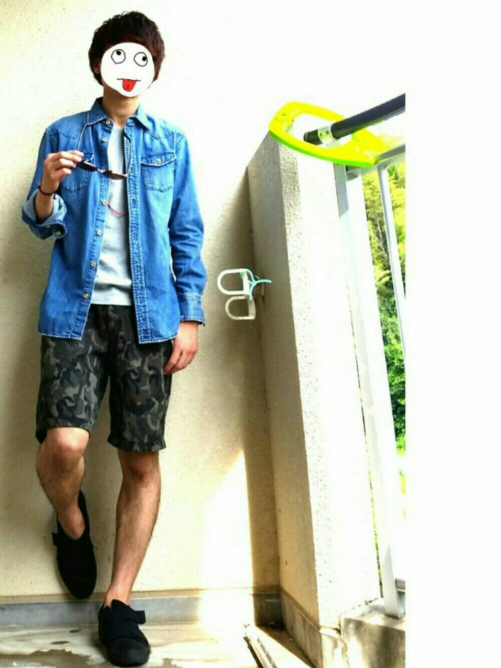 「夏、デニムシャツ、ビーズネックレス、グレーTシャツ、カモフラ、ショートパンツ、黒スニーカー、100均小物、VANQUISH、サングラス」｜「VANQUISHのスナップフープピアス（ピアス（片耳用）、ブラック系）」を使った、うめGRさん（メンズ・169cm）の夏コーディネートの1枚目の写真