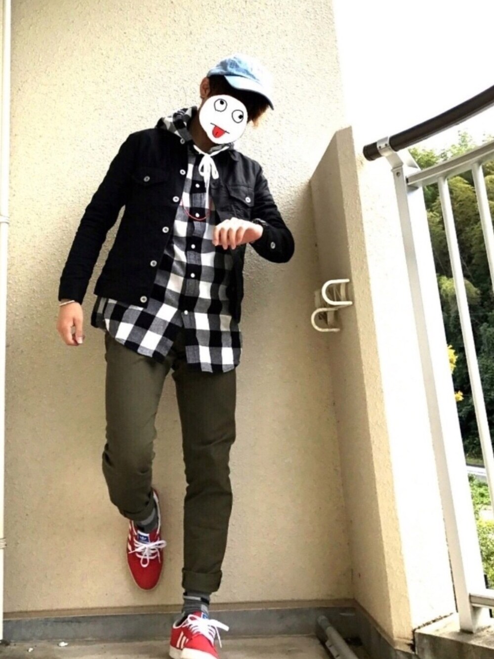 「チェックシャツ、パーカー、デニムキャップ、カーキ、赤スニーカー、バングル、ロールアップ、G-SHOCK、ビーズネックレス、秋冬」｜「VANQUISHのスナップフープピアス（ピアス（片耳用）、ブラック系）」を使った、うめGRさん（メンズ・169cm）の秋コーディネートの1枚目の写真