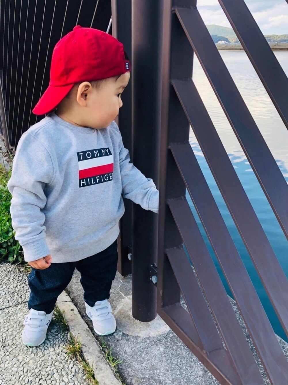 グレー系のスウェット、ブルー系のその他パンツ、グレー系のスニーカーを着用したキッズの秋コーディネートの1枚目の写真