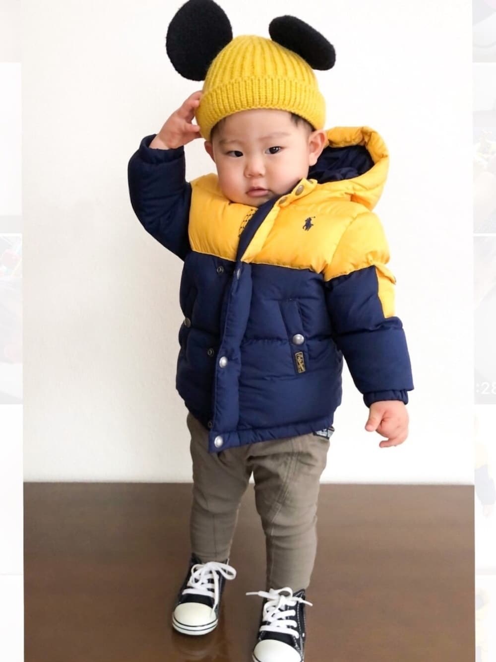 「ダウンジャケット、キッズコーデ、キッズファッション、1歳、90cm、男の子、ニット帽、コンバース」｜「韓国子供服のアイテム（ニットキャップ/ビーニー、イエロー系）」を使った、akishiさん（キッズ・80cm）の冬コーディネートの1枚目の写真