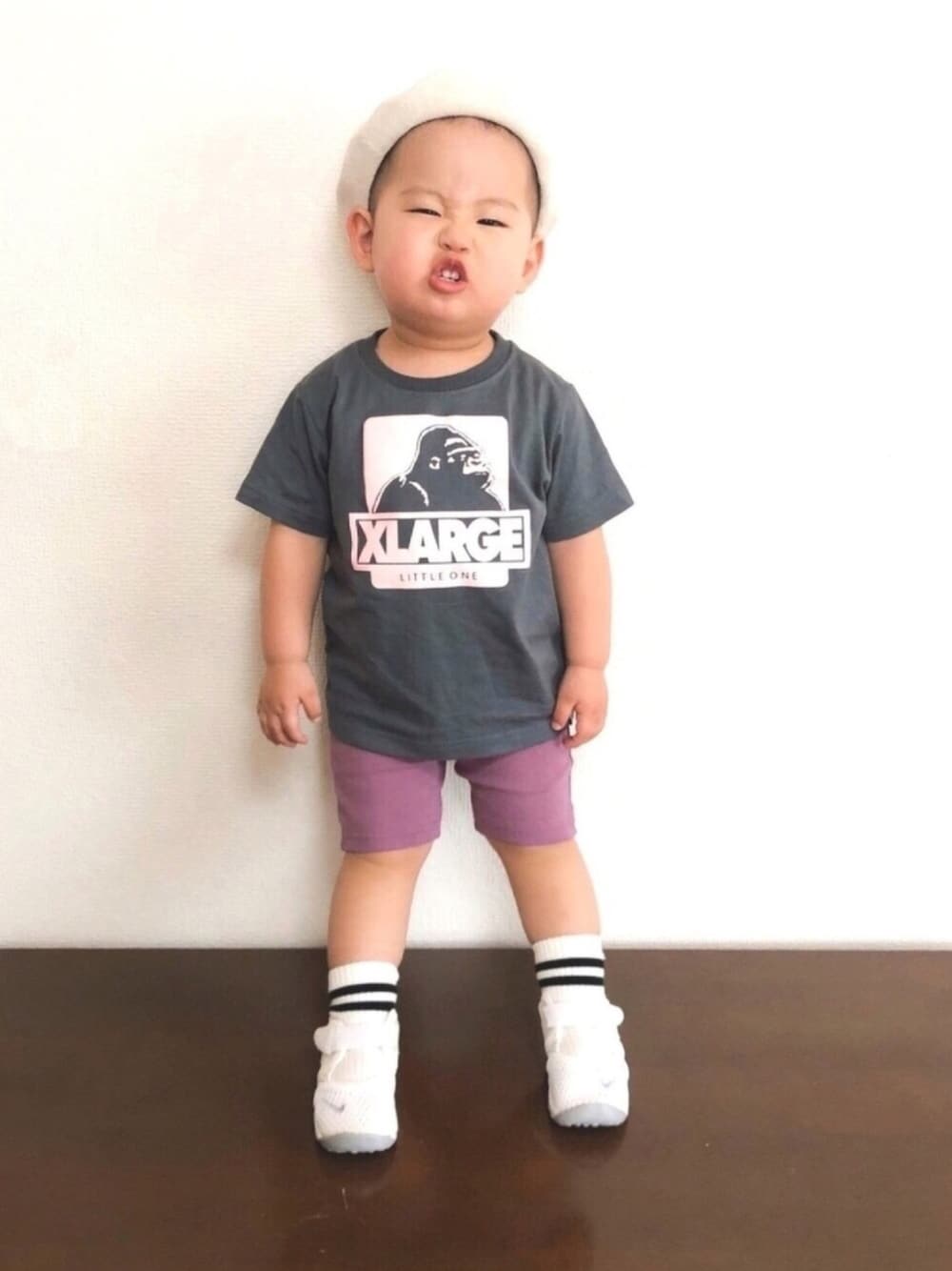 「春夏コーデ、カジュアルコーデ、キッズコーデ、キッズファッション、1歳、男の子、ベレー帽、Tシャツ、ピンク、エアリフト」｜「西松屋のアイテム（ハンチング/ベレー帽、ベージュ系）」を使った、akishiさん（キッズ・90cm）の春コーディネートの1枚目の写真