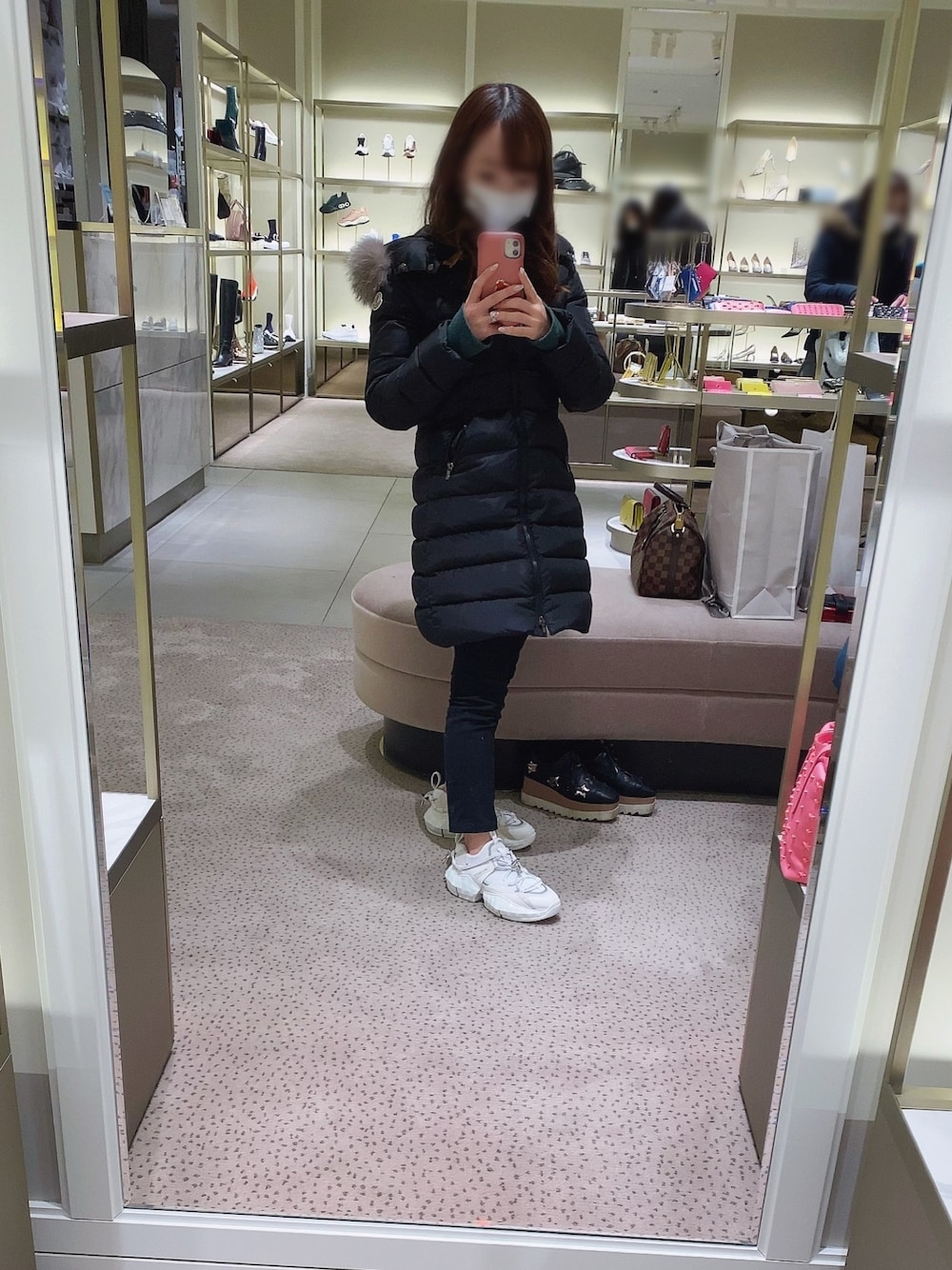 「大人カジュアル、低身長コーデ、休日スタイル、デート、モンクレール、ダウン、クリスマス、アウトレット、スニーカー」｜「MONCLERのアイテム（ダウンジャケット/コート、ブラック系）」を使った、sさん（レディース・147cm）の冬コーディネートの1枚目の写真