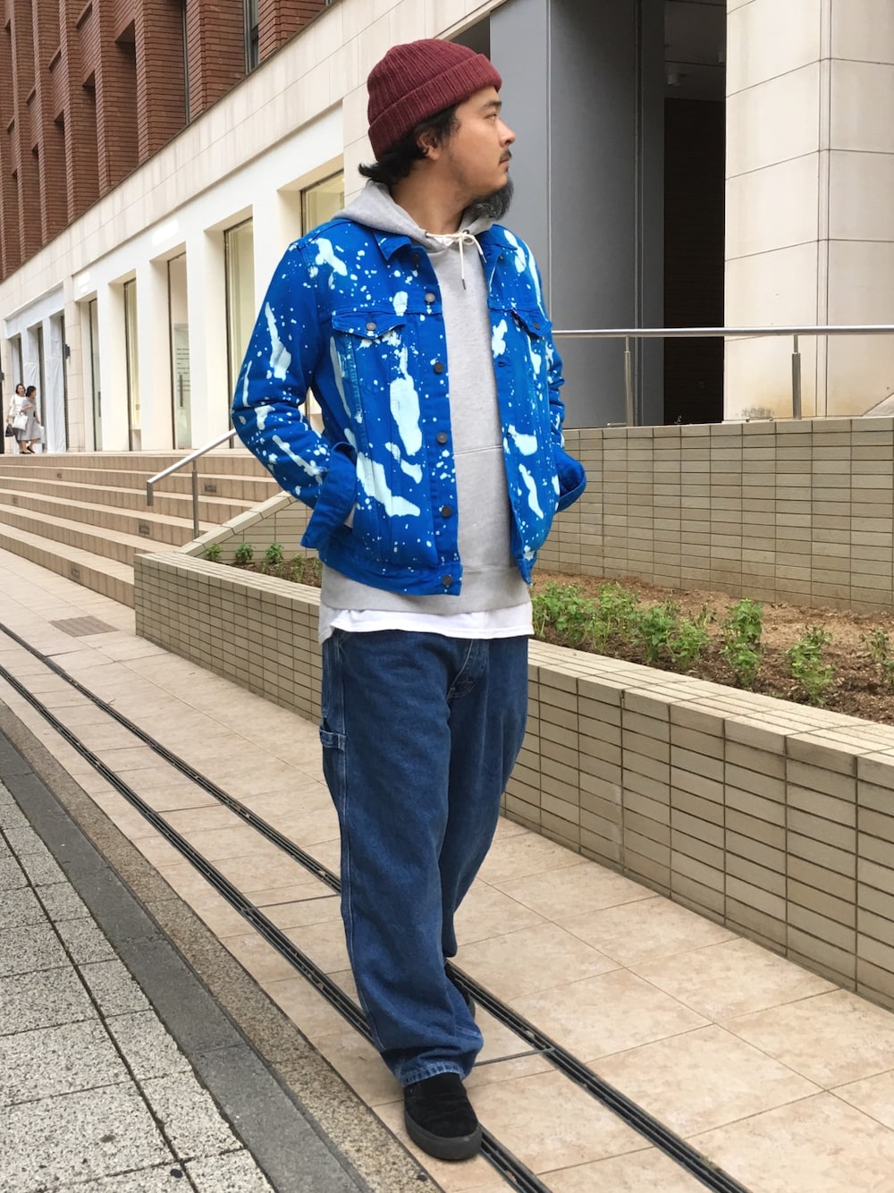 ブルー系のデニムジャケット、グレー系のパーカー、ブルー系のデニムパンツを着用したメンズの秋コーディネートの1枚目の写真