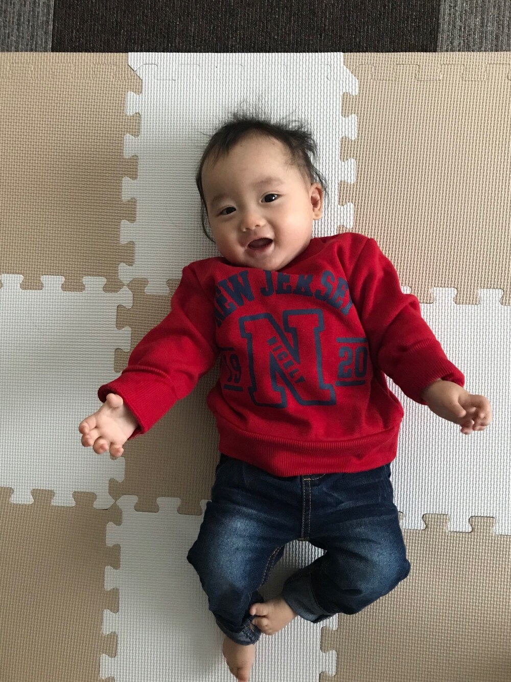 「ベビー」｜「西松屋のアイテム（その他ベビー用品、レッド系）」を使った、いっちところさん（キッズ・70cm）の冬コーディネートの1枚目の写真