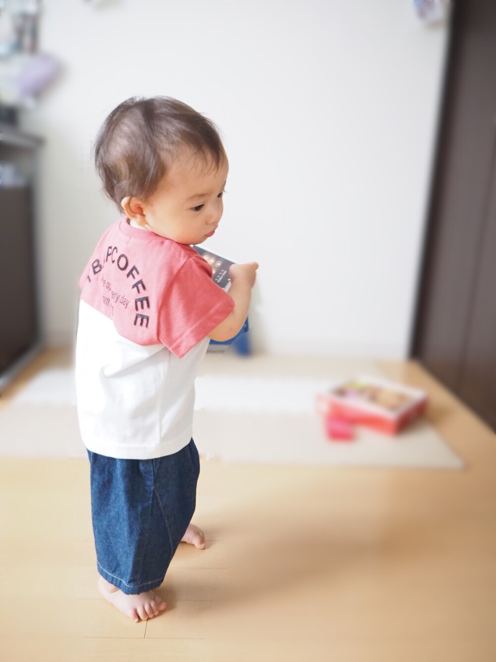 「キッズコーデ」｜「Birthdayのアイテム（Tシャツ/カットソー、ホワイト系）」を使った、いっちところさん（キッズ・80cm）の春コーディネートの1枚目の写真