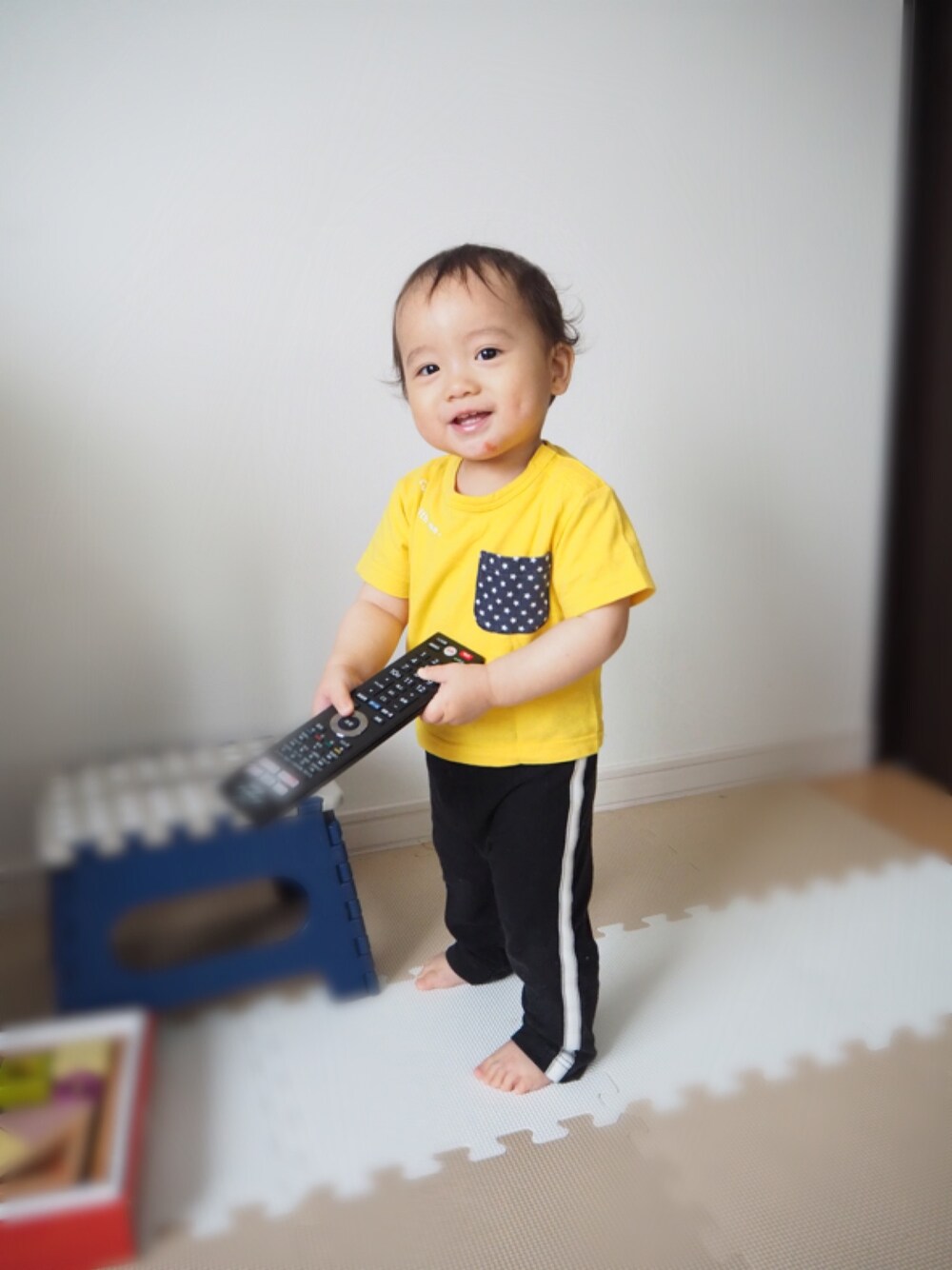 「キッズファッション」｜「赤ちゃん本舗のアイテム（Tシャツ/カットソー、イエロー系）」を使った、いっちところさん（キッズ・80cm）の春コーディネートの1枚目の写真