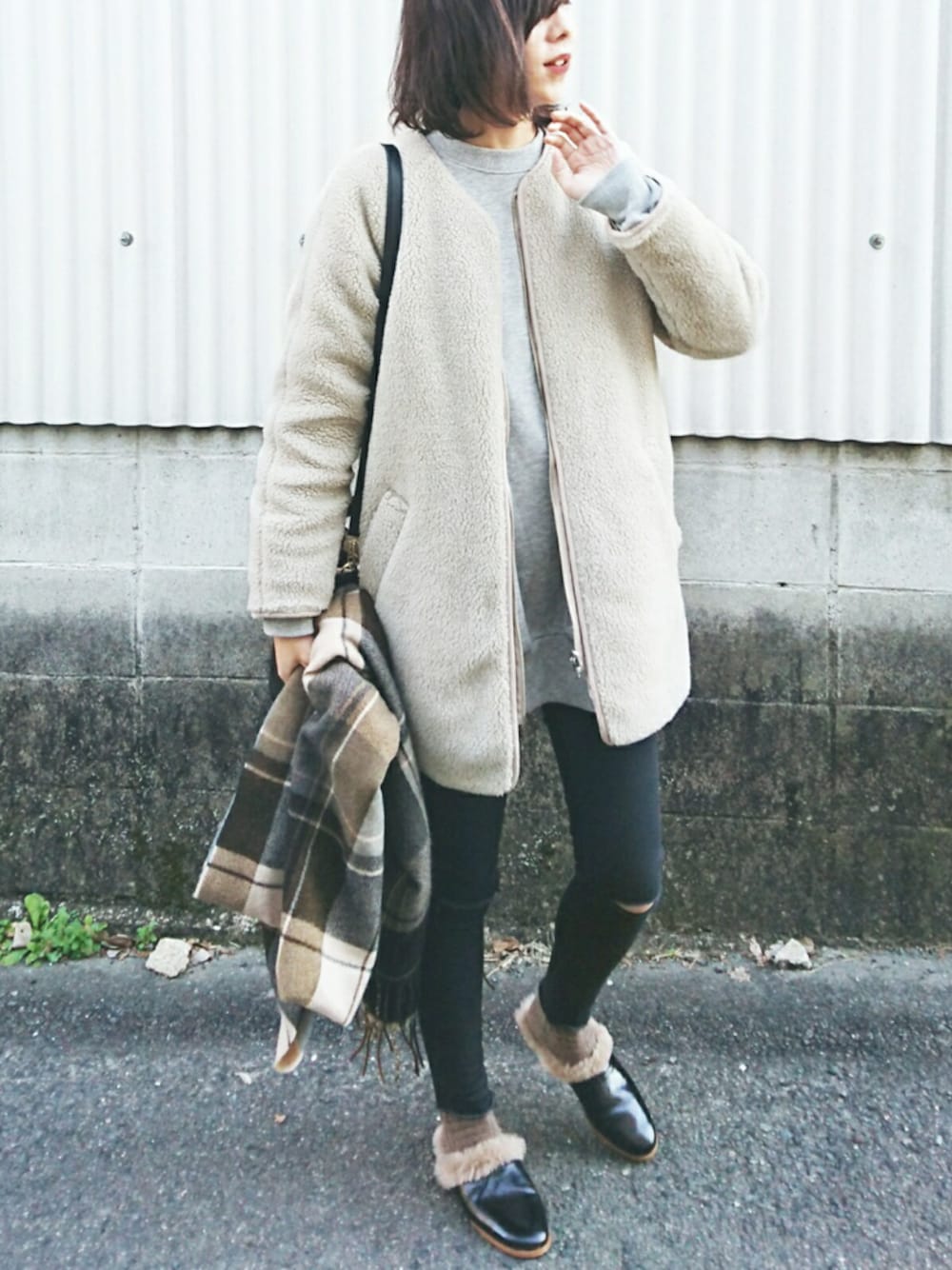 ベージュ系のブルゾン、ブラック系のトートバッグ、グレー系のスウェットを着用したレディースの冬コーディネートの1枚目の写真