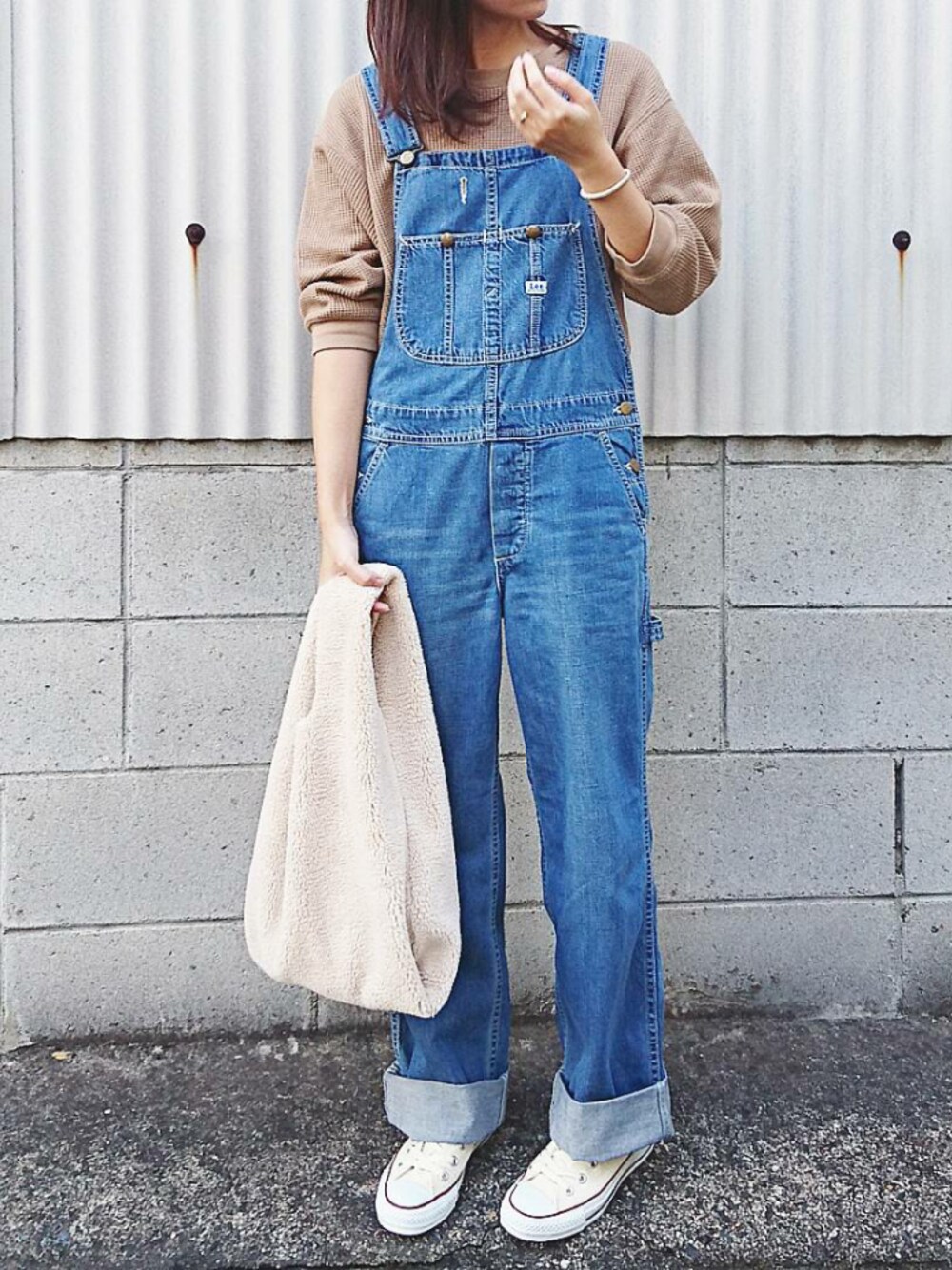 ブラウン系のTシャツ/カットソー、ホワイト系のトートバッグ、ブルー系のサロペット/オーバーオールを着用したレディースの秋コーディネートの1枚目の写真