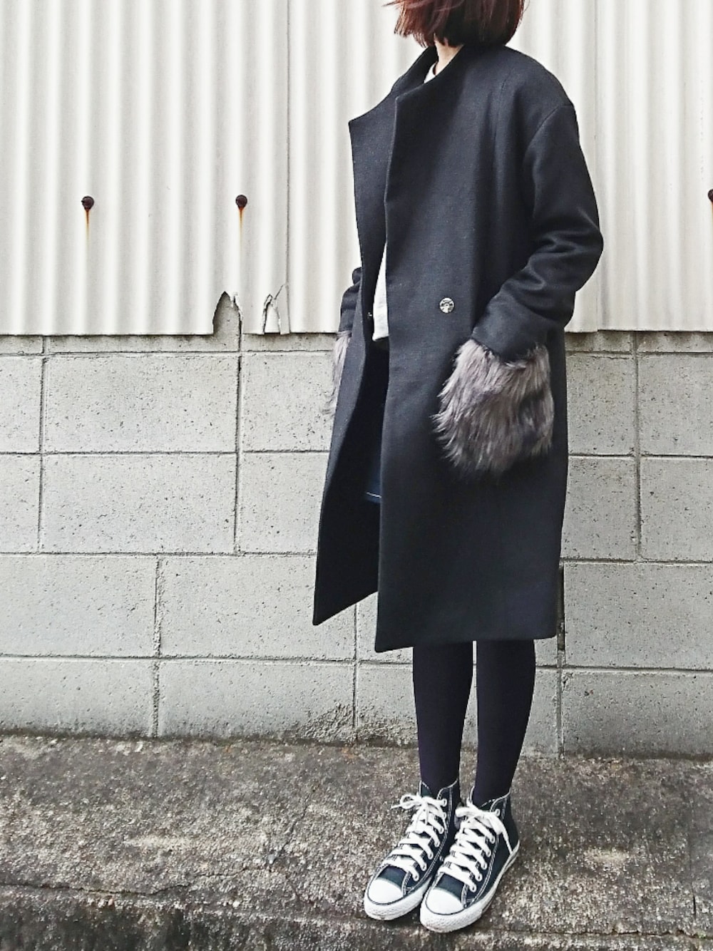 グレー系のその他アウター、ブラック系のスニーカーを着用したレディースの冬コーディネートの1枚目の写真