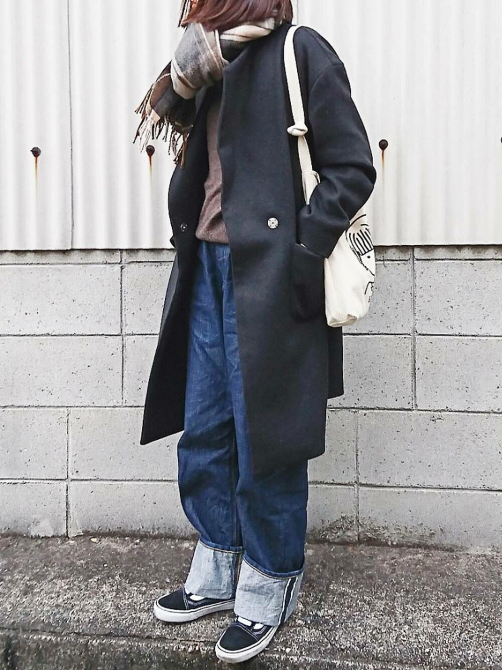 グレー系のその他アウター、ブラック系のスニーカー、ブルー系のデニムパンツを着用したレディースの冬コーディネートの1枚目の写真