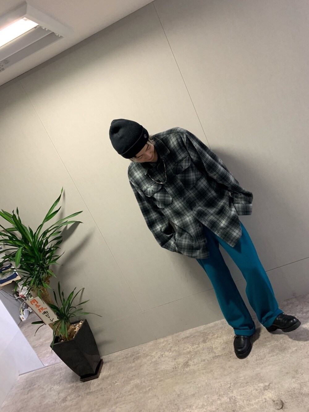 「古着、チェックシャツ、激安コーデ、ローファー、ビッグシルエット、ニット帽、undercover、大阪、お洒落さんとつながりたい、ターコイズブルー」｜「Wranglerのアイテム（シャツ/ブラウス、グレー系）」を使った、 frei大阪いのくちさん（メンズ・171cm）の冬コーディネートの1枚目の写真