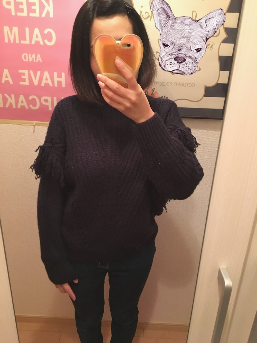 ブルー系のニット/セーター、ブルー系のデニムパンツを着用したレディースの冬コーディネートの1枚目の写真