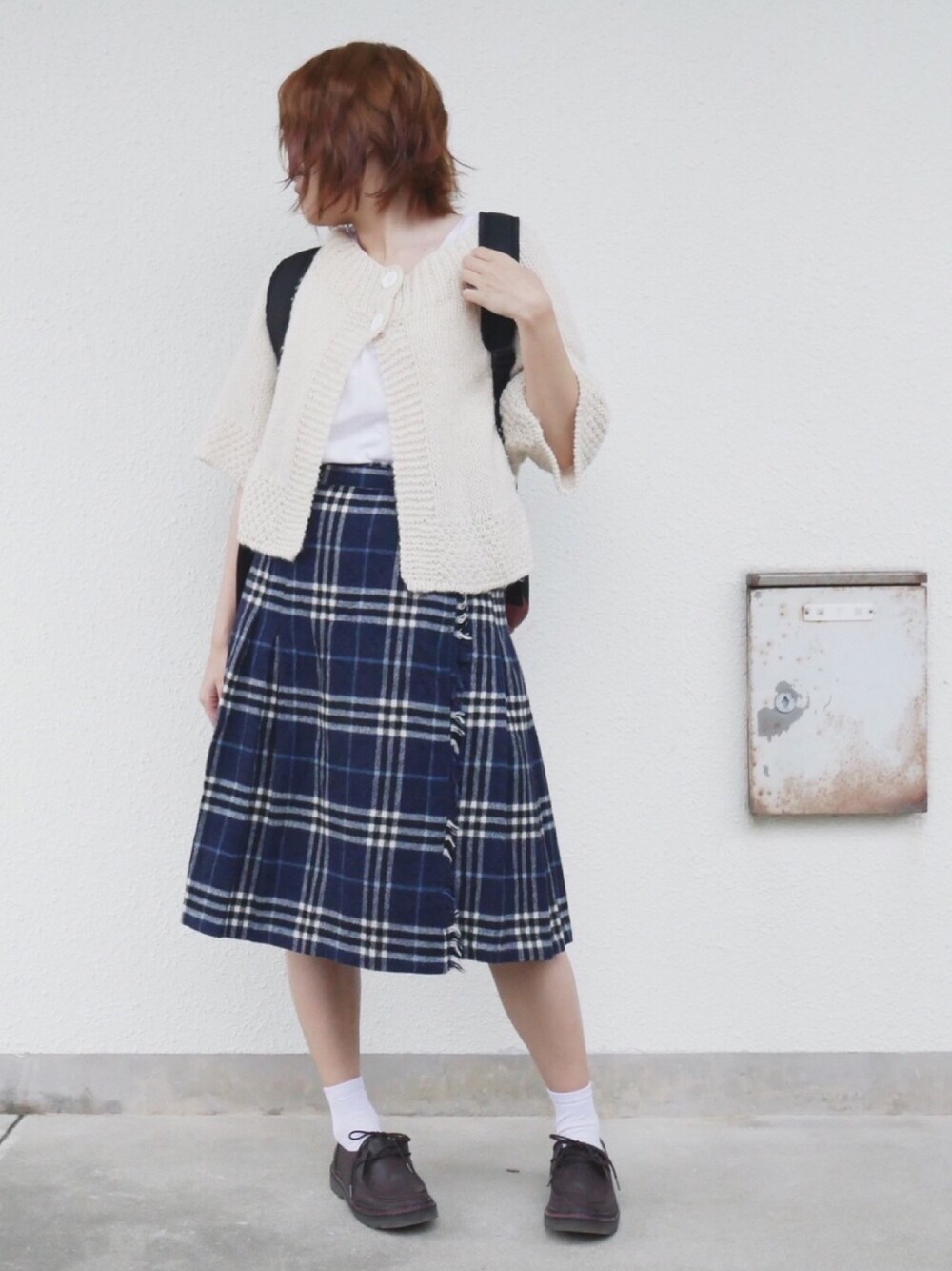 「セーター、ベージュ、ブラウス、チェック、バックパック、オトナガーリー、休日スタイル」｜「E hyphen world galleryのバックリボンパフスリーブブラウス（シャツ/ブラウス、ホワイト系）」を使った、ふたばさん（レディース・151cm）の冬コーディネートの1枚目の写真