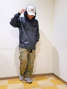 「白キャップ」｜「アイテム（マウンテンパーカー）」を使った、mr.sakuraiさん（メンズ・169cm）の冬コーディネート