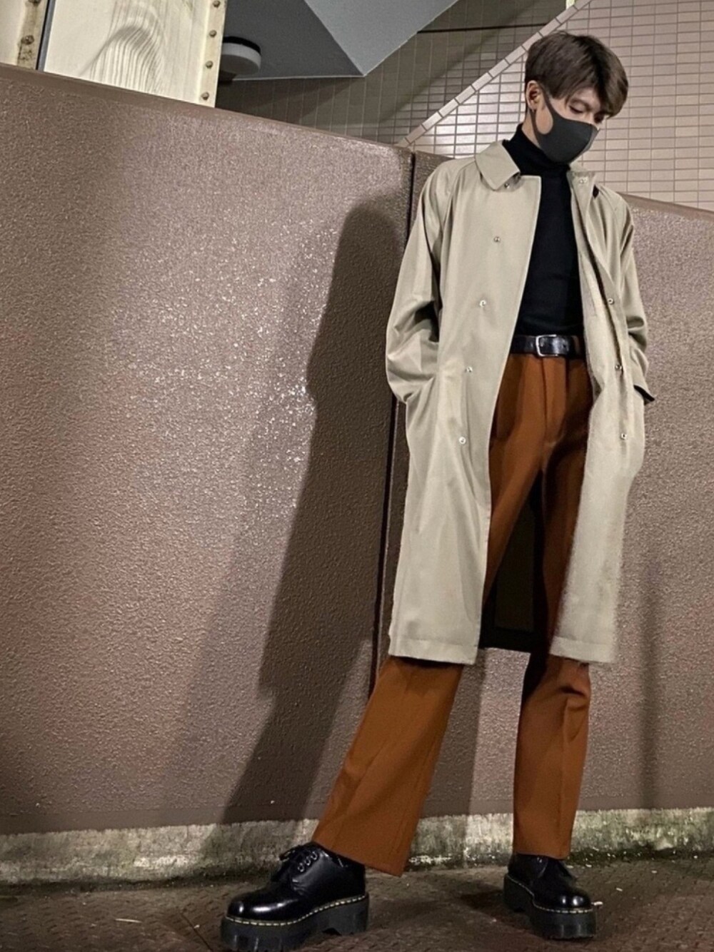 ブラウン系のその他パンツ、ブラック系のブーツ、ブラック系のニット/セーターを着用したメンズの秋コーディネートの1枚目の写真