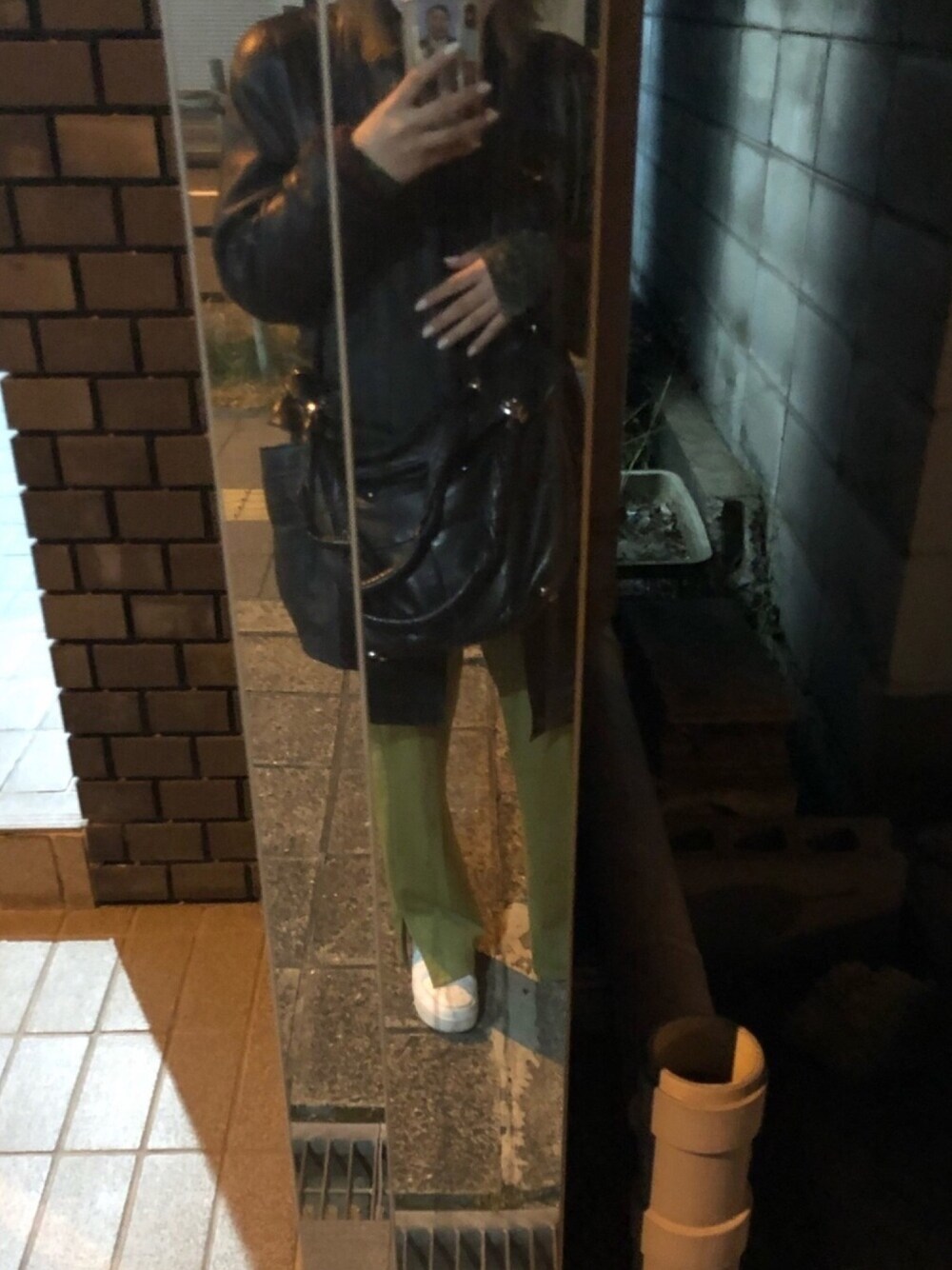 「冬コーデ、カジュアルコーデ、パンツスタイル、低身長、ootd、スニーカー、レイヤードスタイル、モノトーン、ブラックコーデ、カラーパンツ」｜「WEGOのアイテム（その他パンツ、グリーン系）」を使った、ユさん（レディース・155cm）の冬コーディネートの1枚目の写真
