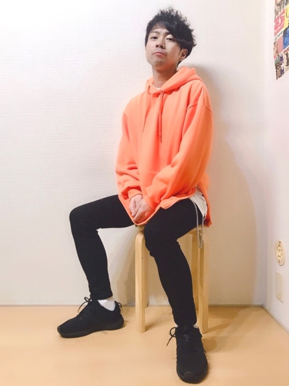 「パステル映える春、シンプルコーデ、オーバーサイズ、春コーデ、低身長、休日スタイル、ブラック、お洒落さんとつながりたい、プチプラ、ネオンカラー」｜「niko and...の裏毛カラーパーカー（パーカー、オレンジ系）」を使った、SHUICHIさん（メンズ・165cm）の春コーディネートの1枚目の写真