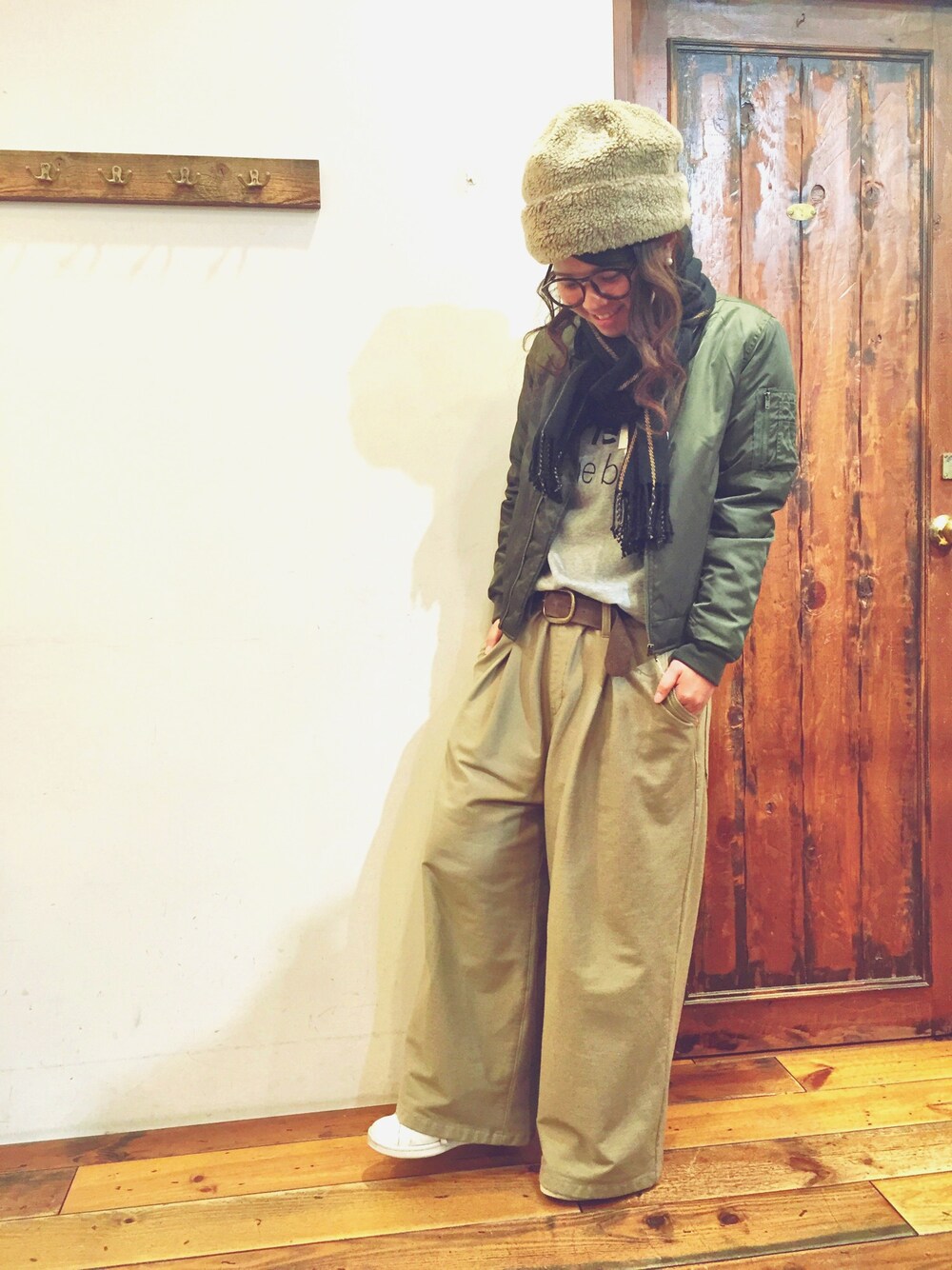 「ootd、casual、CUBE SUGAR、キューブシュガー、カジュアル、ワイドパンツ、MA-1、スニーカー、カーキ、ベージュ」｜「CUBE SUGARの 空紡糸裏毛 デニム使いクルー（スウェット、グレー系）」を使った、Mayuka Yamamotoさん（レディース・162cm）の冬コーディネートの1枚目の写真