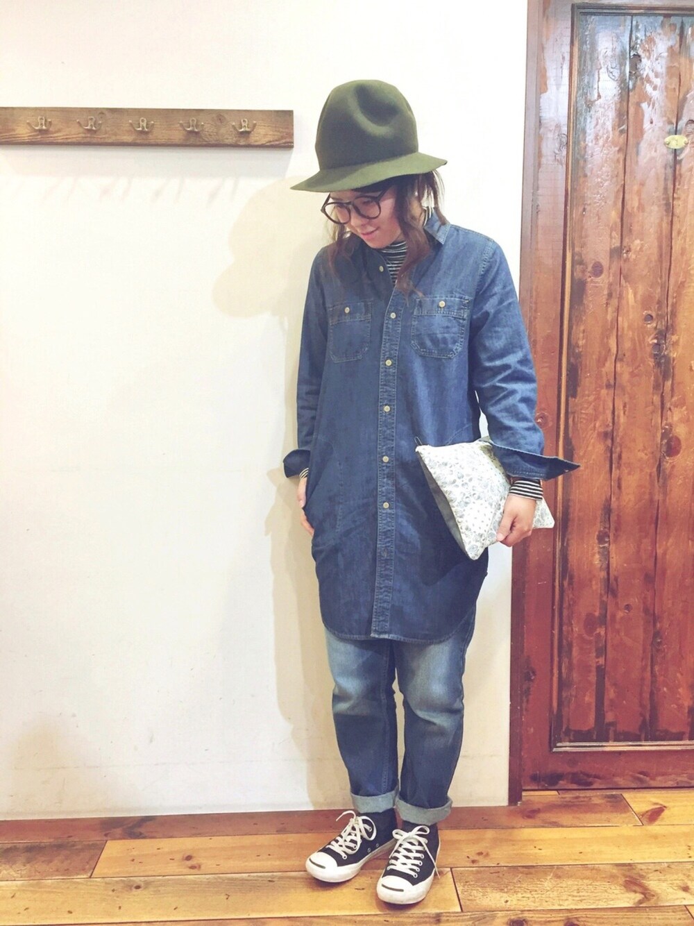 「ootd、outfit、denim、カジュアル、casual、デニム、キューブシュガー、CUBE SUGAR、デニムオンデニム、デニムコーデ」｜「CUBE SUGARの5.5ozデニム シャツワンピース（シャツワンピース、ブルー系）」を使った、Mayuka Yamamotoさん（レディース・162cm）の冬コーディネートの1枚目の写真