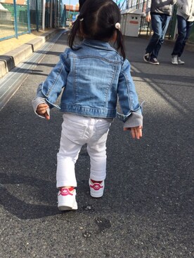 「adidas（アディダス）のアイテム（スニーカー、ピンク系）」を使った、Aさん（キッズ）の冬コーディネート