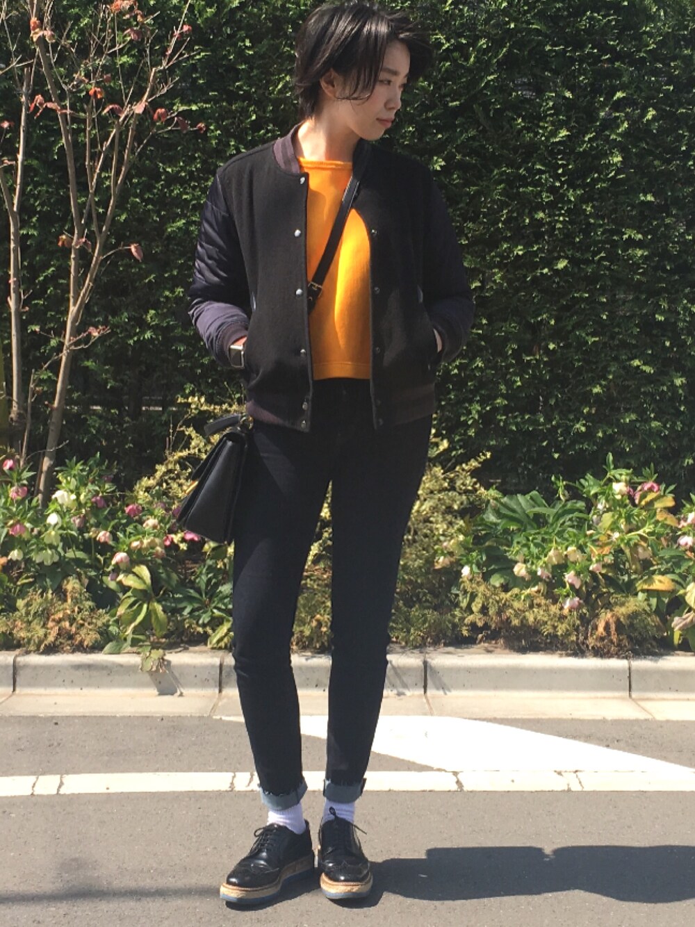 「春、パンツスタイル、デニム、ootd、大人カジュアル、おでかけ、お花見」｜「PRADAのprada oxford shoes（ドレスシューズ、ブラック系）」を使った、maimieさん（レディース・159cm）の春コーディネートの1枚目の写真