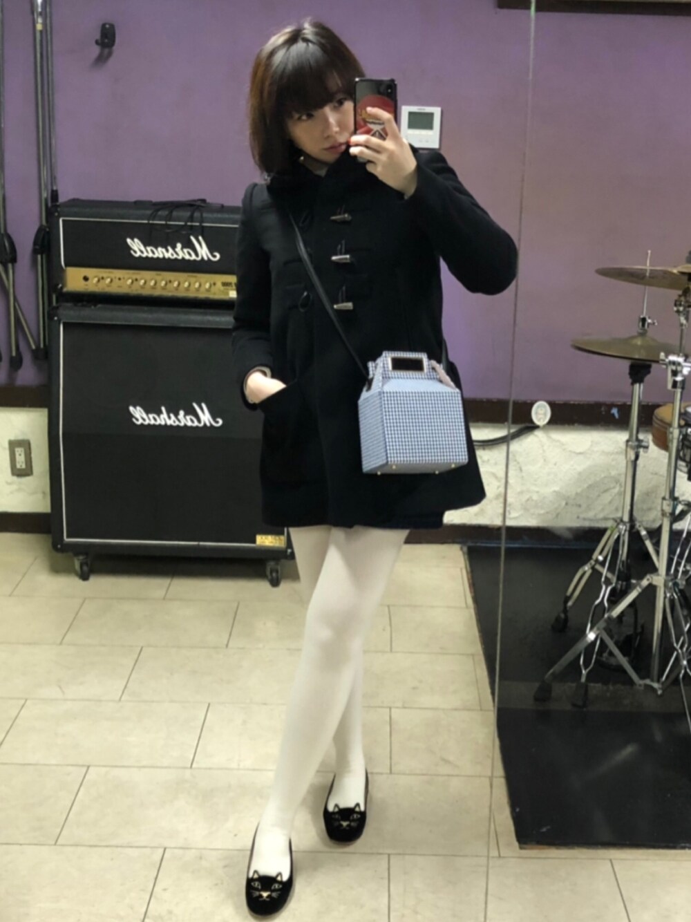 「冬コーデ、シンプルコーデ、白タイツ、バレエシューズ、ootd、ガーリー、カジュアルコーデ、ダッフルコート」｜「pop&sukiのアイテム（ハンドバッグ、ブルー系）」を使った、maimieさん（レディース・159cm）の冬コーディネートの1枚目の写真