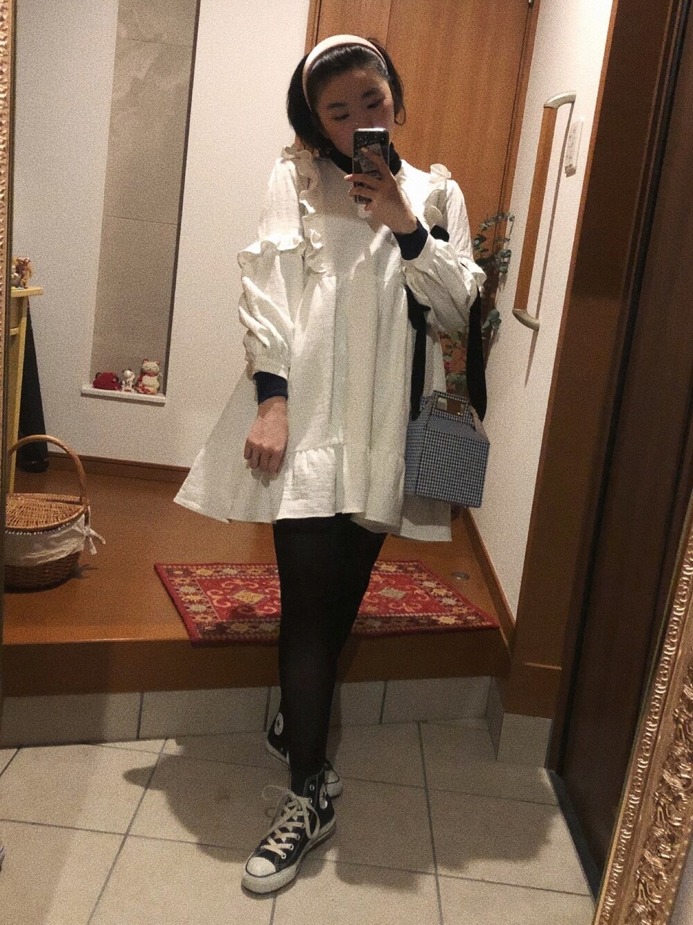 「シンプルコーデ、休日スタイル、冬、お洒落さんとつながりたい、ラクチンコーデ、ワンピース、ホワイト、カチューシャ、スニーカー、デートコーデ」｜「meme vintageのアイテム（ワンピース/ドレス、ホワイト系）」を使った、maimieさん（レディース・159cm）の冬コーディネートの1枚目の写真