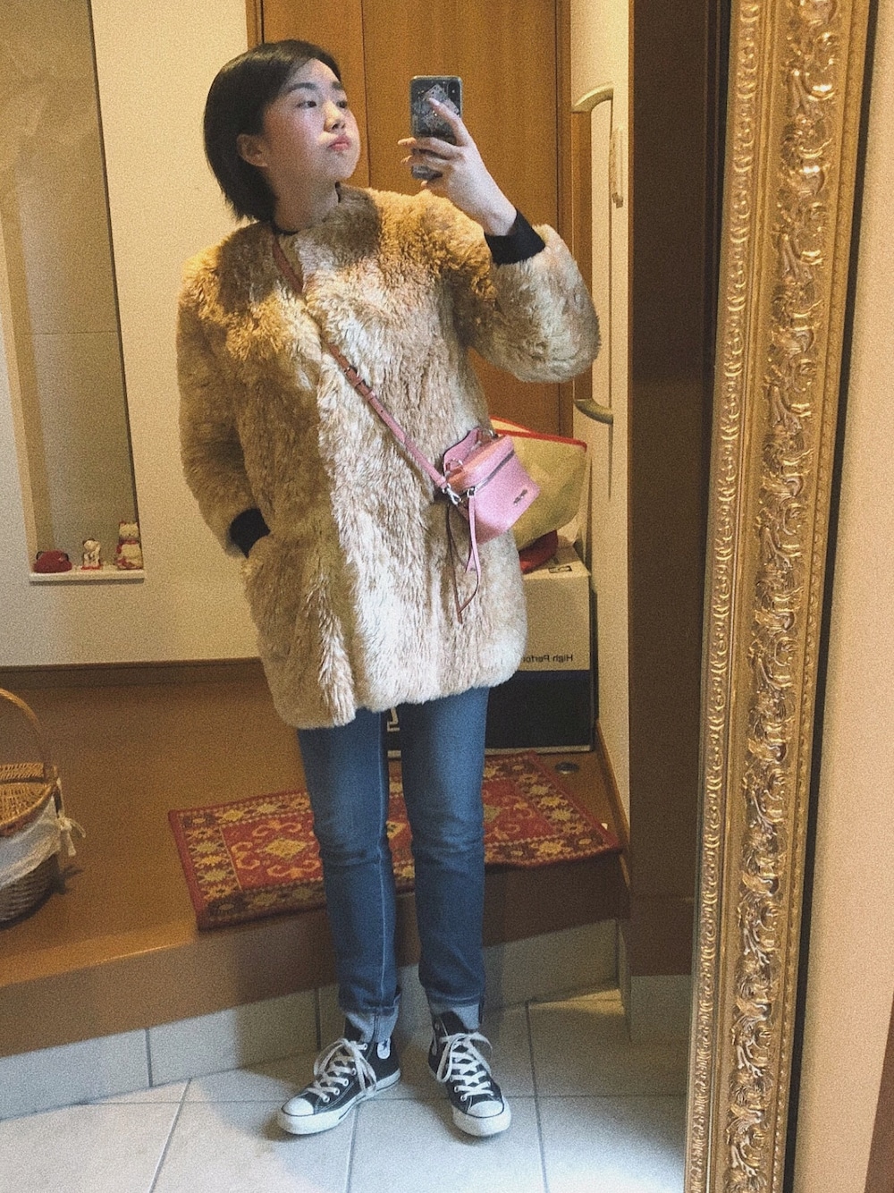 「カジュアルコーデ、今日のコーデ、ゆるコーデ、ファーコート、おしゃれさんと繋がりたい、オトナカジュアル、スキニーデニム、コンバース、スニーカー、ミニバッグ」｜「miu miuのアイテム（ショルダーバッグ、ピンク系）」を使った、maimieさん（レディース・159cm）の春コーディネートの1枚目の写真