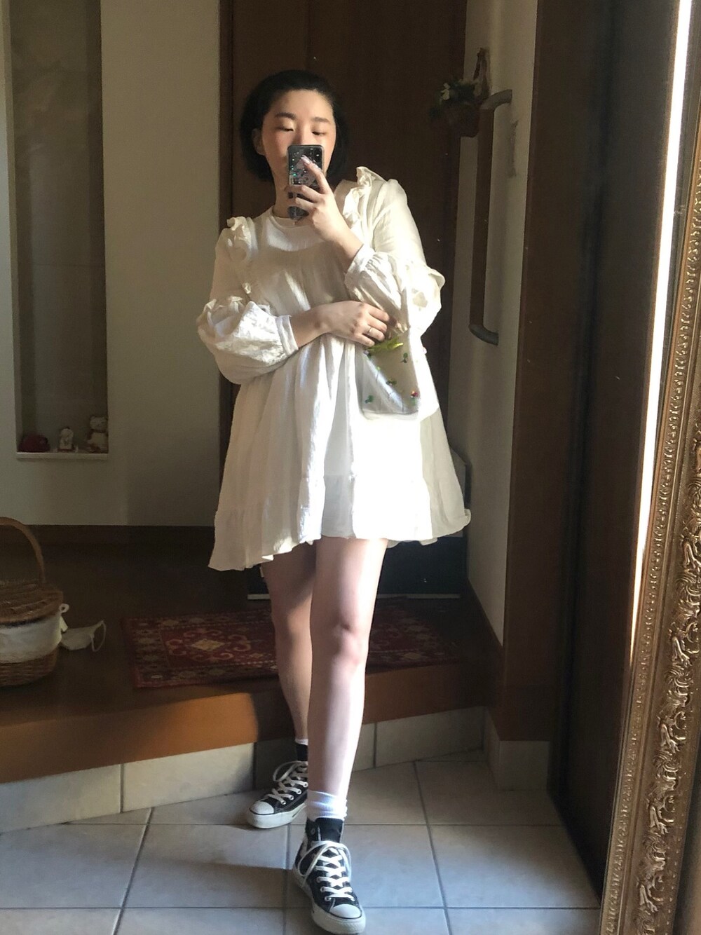 「白ワンピース、ガーリー、休日スタイル、春コーデ、スニーカー、オトナガーリー、ワンピース、converse、ワンピース×スニーカー、おしゃれさんと繋がりたい」｜「yanyanのアイテム（バッグ、ホワイト系）」を使った、maimieさん（レディース・159cm）の春コーディネートの1枚目の写真