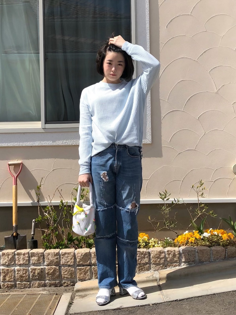 「春コーデ、休日スタイル、大人カジュアル、パンツスタイル、ラフ、Tシャツ、デニム、おしゃれさんと繋がりたい、グリッター、GAP」｜「STELLA McCARTNEYのStella McCartney - パネル ボーイフレンドジーンズ - women - コットン/スパンデックス - 25（デニムパンツ、ブルー系）」を使った、maimieさん（レディース・159cm）の春コーディネートの1枚目の写真