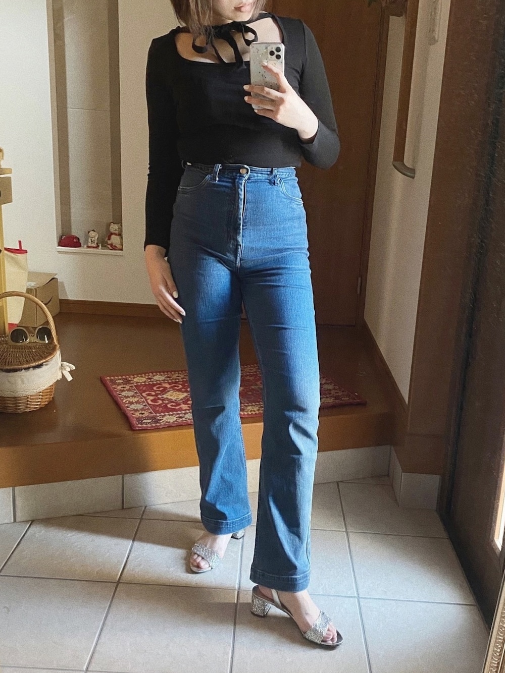 「おうちファッション、オトナカジュアル、パンツスタイル、休日スタイル、ラクチンコーデ、おしゃれさんと繋がりたい、春コーデ、大人ガーリー、デニム、グリッター」｜「EDIT. FOR LULUのabc フレアデニム9（デニムパンツ、ブルー系）」を使った、maimieさん（レディース・159cm）の春コーディネートの1枚目の写真