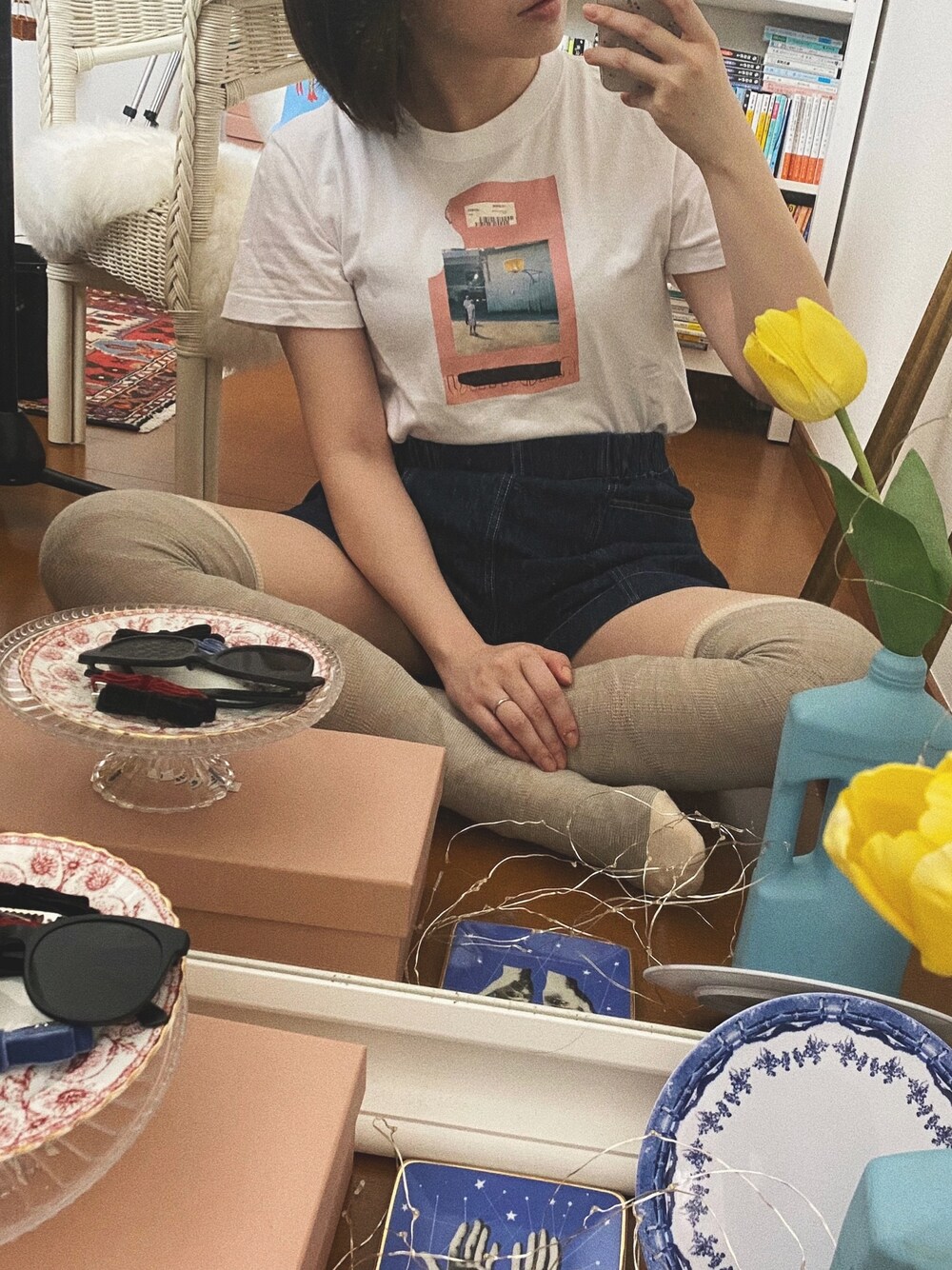 「シンプルコーデ、オトナカジュアル、ゆるコーデ、春夏コーデ、おしゃれさんと繋がりたい、リラックススタイル、ootd、ユニクロ、プチプラ、ニーハイソックス」｜「UNIQLOのデニムイージーショーツ（その他パンツ、ブルー系）」を使った、maimieさん（レディース・159cm）の春コーディネートの1枚目の写真
