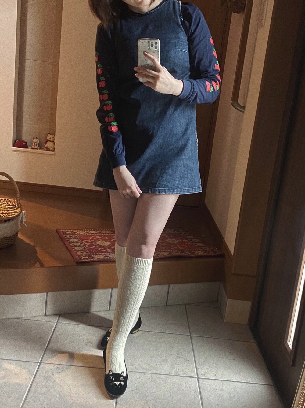 「オトナ女子、ハイソックス、デニムワンピース、楽チンコーデ、カジュアル、大人ガーリー、おしゃれさんと繋がりたい、ワンピース、ootd、デニム」｜「meme vintageのアイテム（Tシャツ/カットソー、ブルー系）」を使った、maimieさん（レディース・159cm）の春コーディネートの1枚目の写真