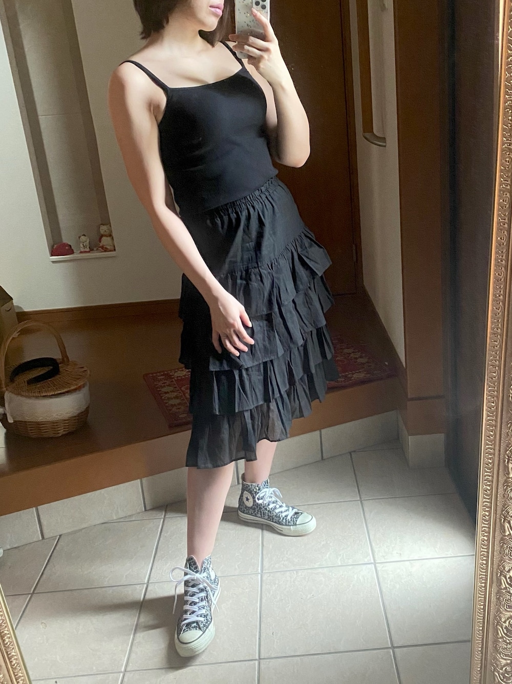 「今日のコーデ、カジュアル、楽チンコーデ、シンプル、オールブラック、オトナカジュアル、大人ガーリー、ootd、おしゃれさんと繋がりたい、ティアードスカート」｜「Charles Chatonのティアードスカート（スカート、ブラック系）」を使った、maimieさん（レディース・159cm）の春コーディネートの1枚目の写真