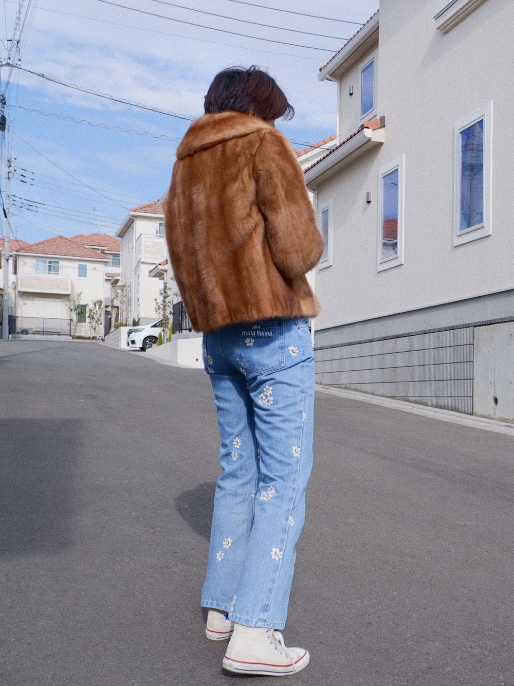 「シンプル、ゆるコーデ、ファーコート、デニム、コンバース、ガーリー、フレンチカジュアル、オトナカジュアル」｜「VINTAGEのアイテム（その他アウター、ブラウン系）」を使った、maimieさん（レディース・159cm）の冬コーディネートの1枚目の写真