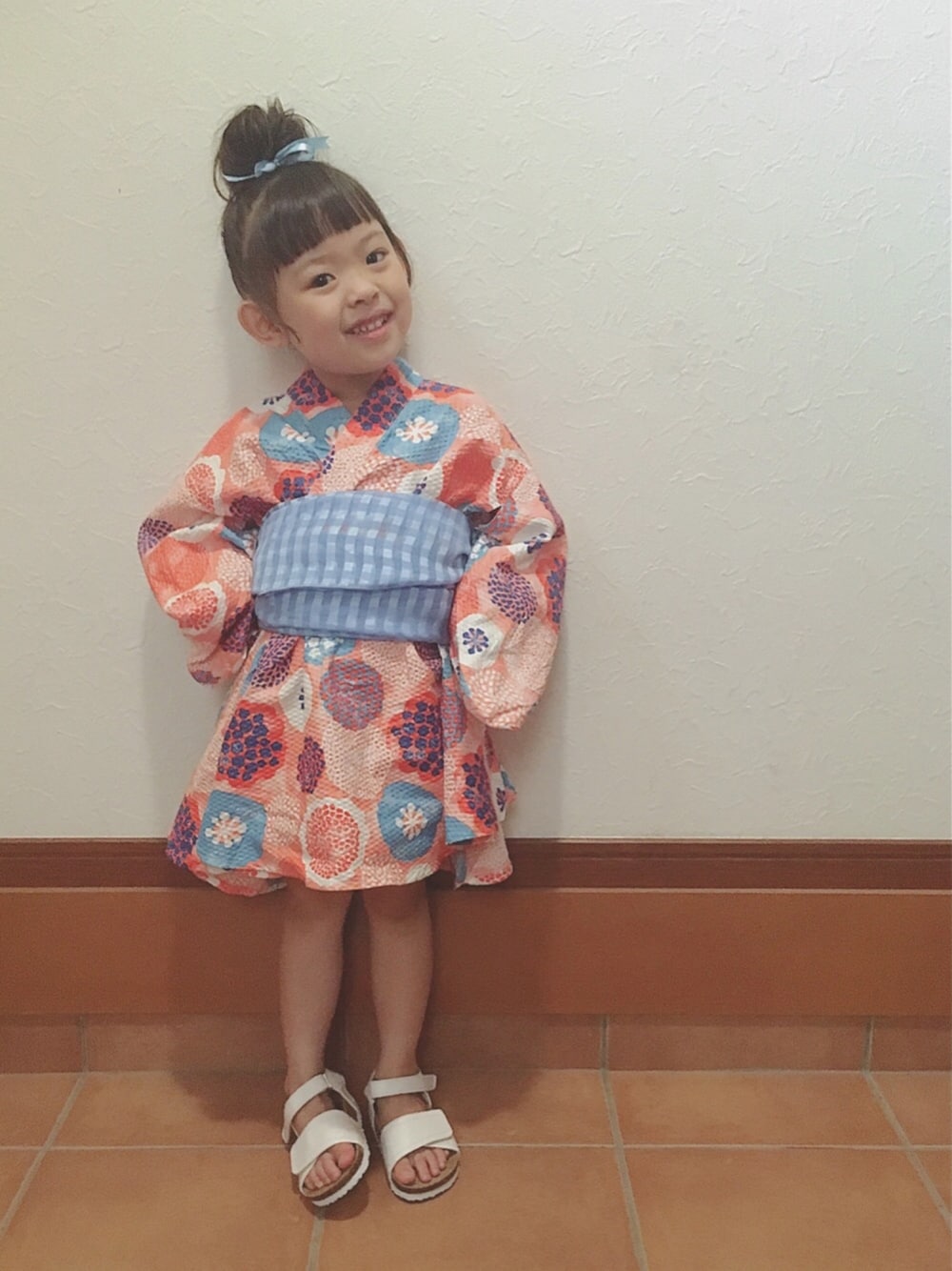 「浴衣、夏、キッズファッション、キッズコーデ、kids、夏コーデ、花柄、女の子、4歳、おだんごヘアー」｜「Ocean&Groundのアイテム（浴衣、ホワイト系）」を使った、あたち時々ぼく。さん（キッズ・100cm）の夏コーディネートの1枚目の写真