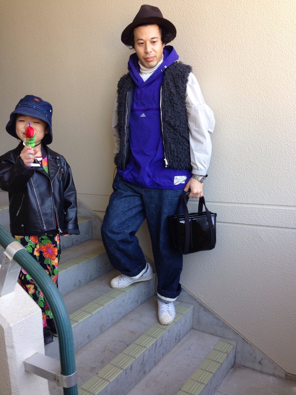 「冬、休日スタイル、スポーツミックス、kolor、kolor / BEACON、adidas Originals by JEREMY SCOTT、adidas by kolor、KIJIMA TAKAYUKI、ダウンベスト」｜「no brandのCHACOLI DSMG限定（ハンドバッグ、ブラック系）」を使った、マーチンさん（メンズ・170cm）の冬コーディネートの1枚目の写真