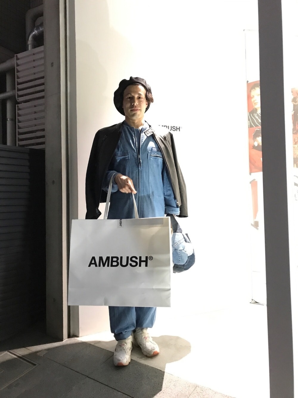 「デニムジャンプスーツ、Maison Martin Margiela、ライダースジャケット、ベレー帽、PUMP FURY、AMBUSH」｜「MARTIN MARGIELAのレザーライダースJKT（ライダースジャケット、ブラック系）」を使った、マーチンさん（メンズ・170cm）の春コーディネートの1枚目の写真