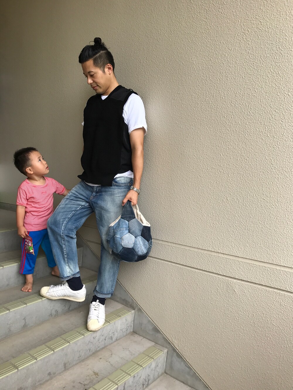 「シンプルコーデ、カジュアル、休日スタイル、おしゃれさんと繋がりたい、kolor、kolor / BEACON、adidas superstar、スニーカー、デニム、ベスト」｜「kolorのkolorベスト（ベスト、ブラック系）」を使った、マーチンさん（メンズ・170cm）の夏コーディネートの1枚目の写真